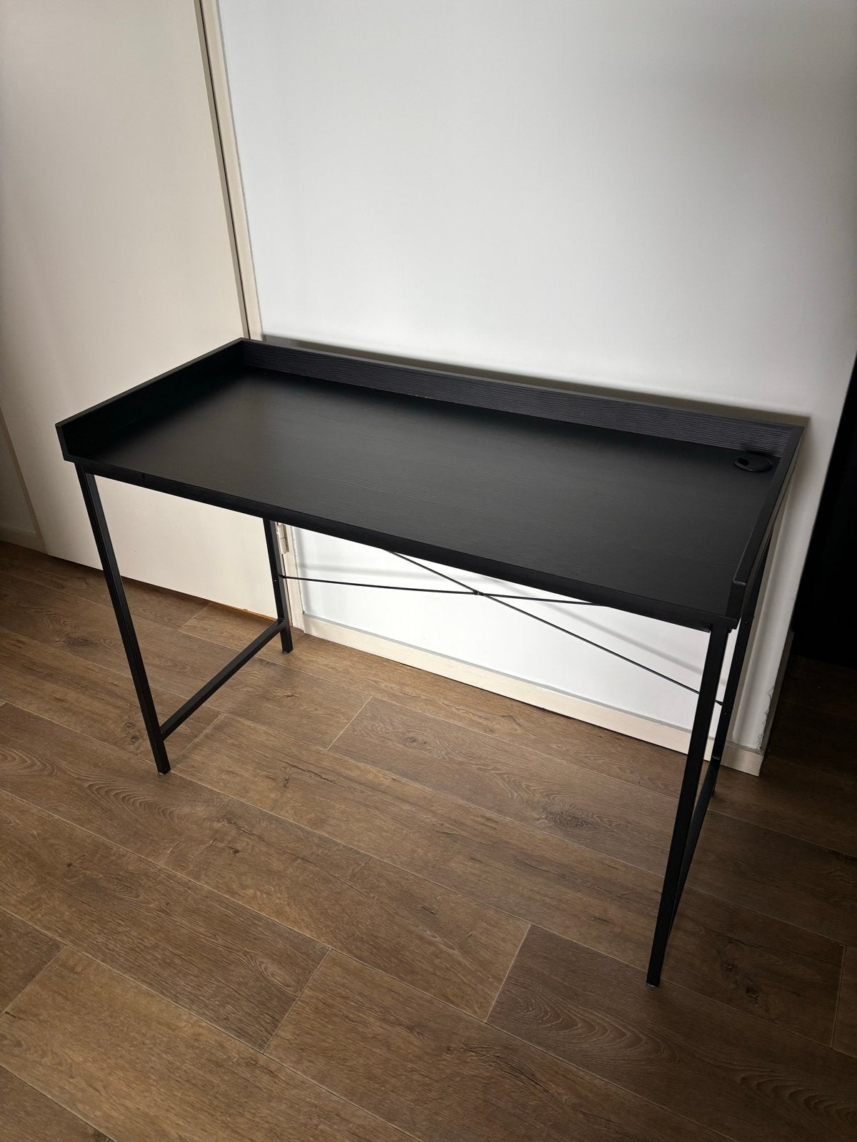 Zwart mango houten bureau met kabelgat en opstaande rand, Ophalen, Zwart, Hout, Kabelgoot