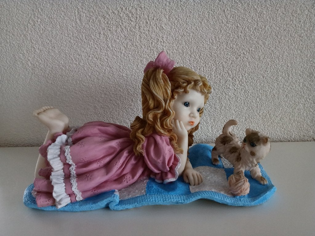 Een heel mooi Beeld van een liggend Meisje met een Poes, Ophalen of Verzenden