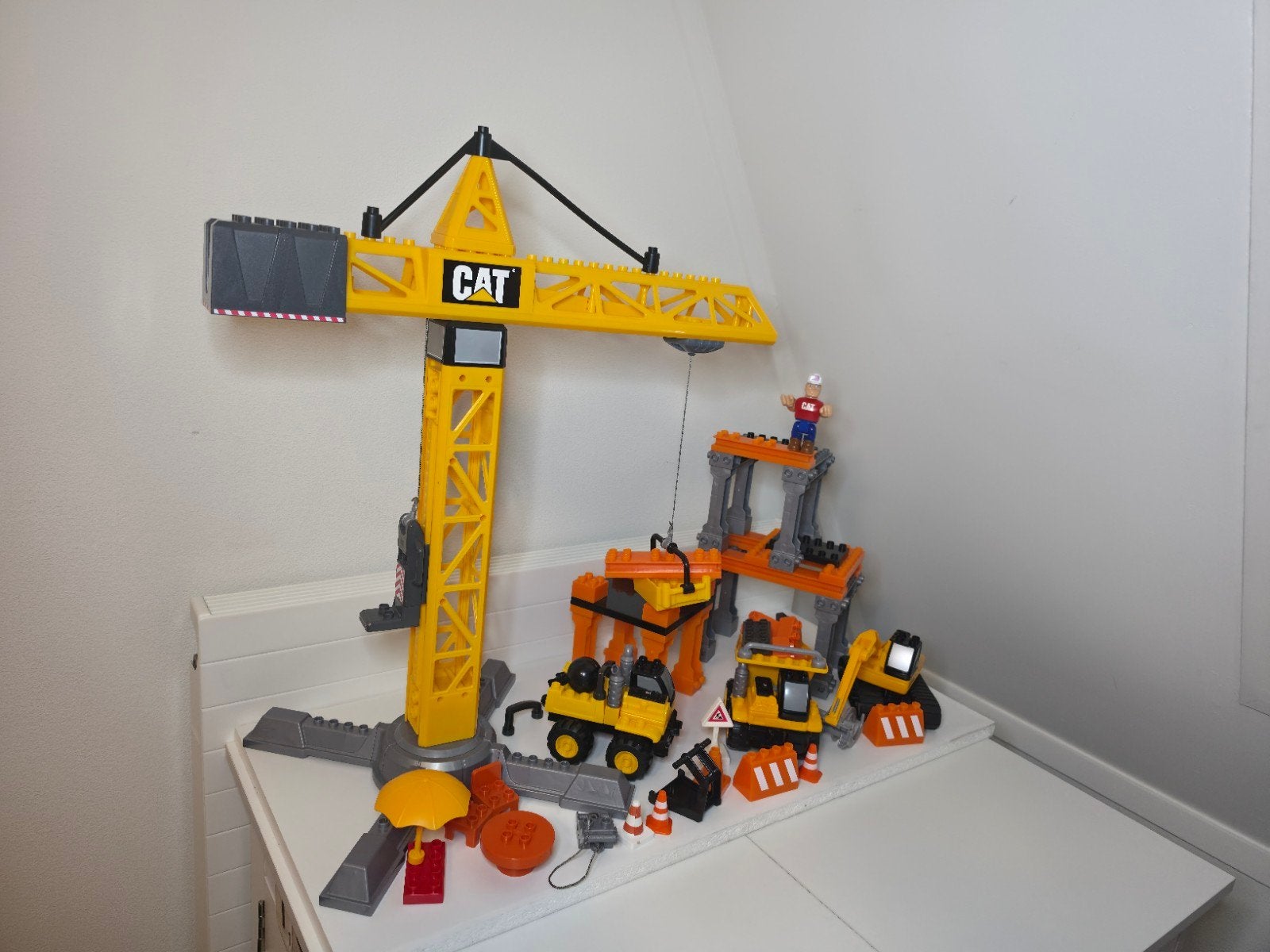 Mega Bloks Duplo CAT Mega Hijskraan en bouwterrein, Ophalen of Verzenden, Megabloks