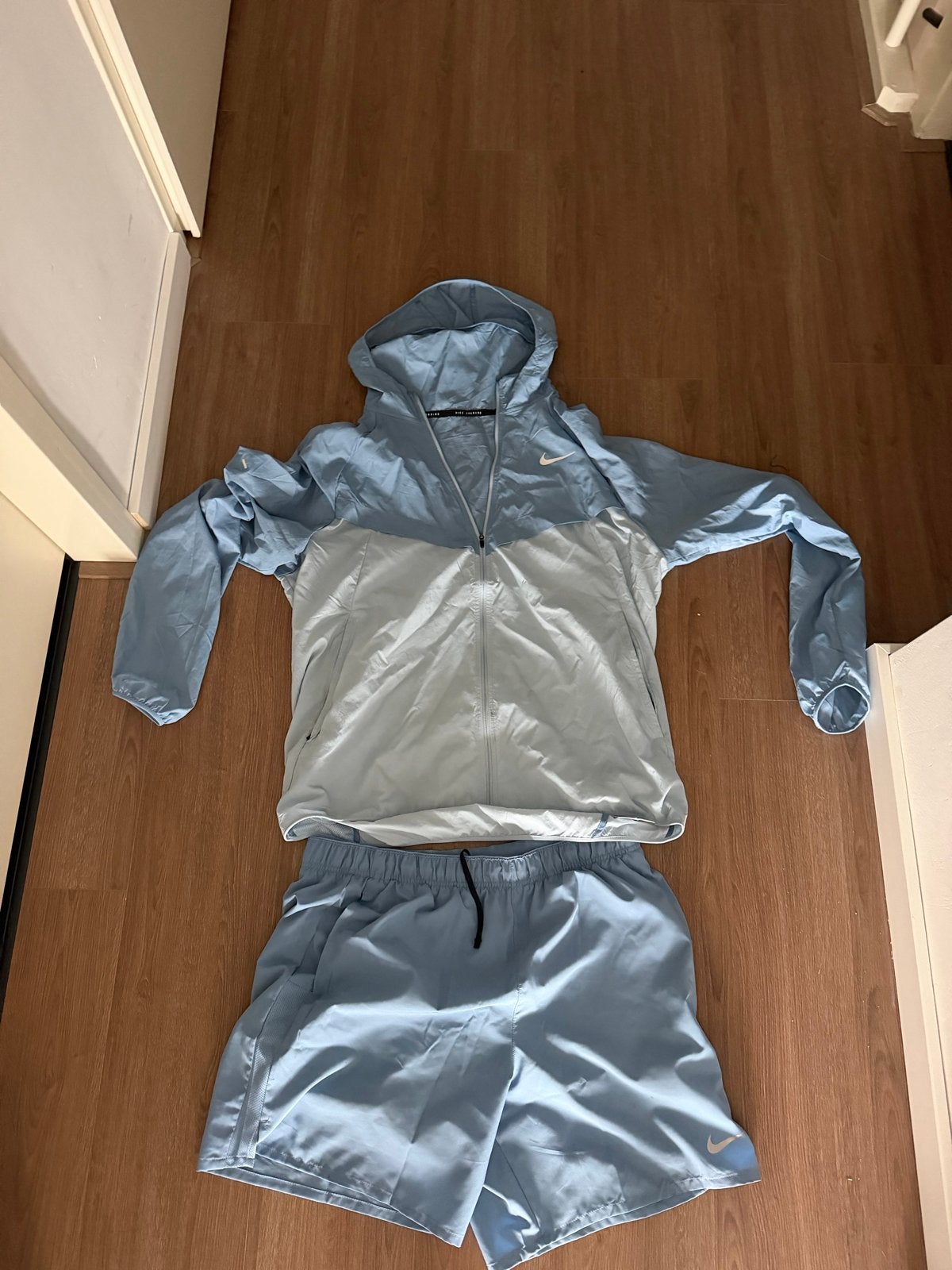 Nike Running Set - Windjack en Korte Broek, Kleding | Heren, Sportkleding, Zo goed als nieuw, Hardlopen of Fietsen, Maat 52/54 (L)