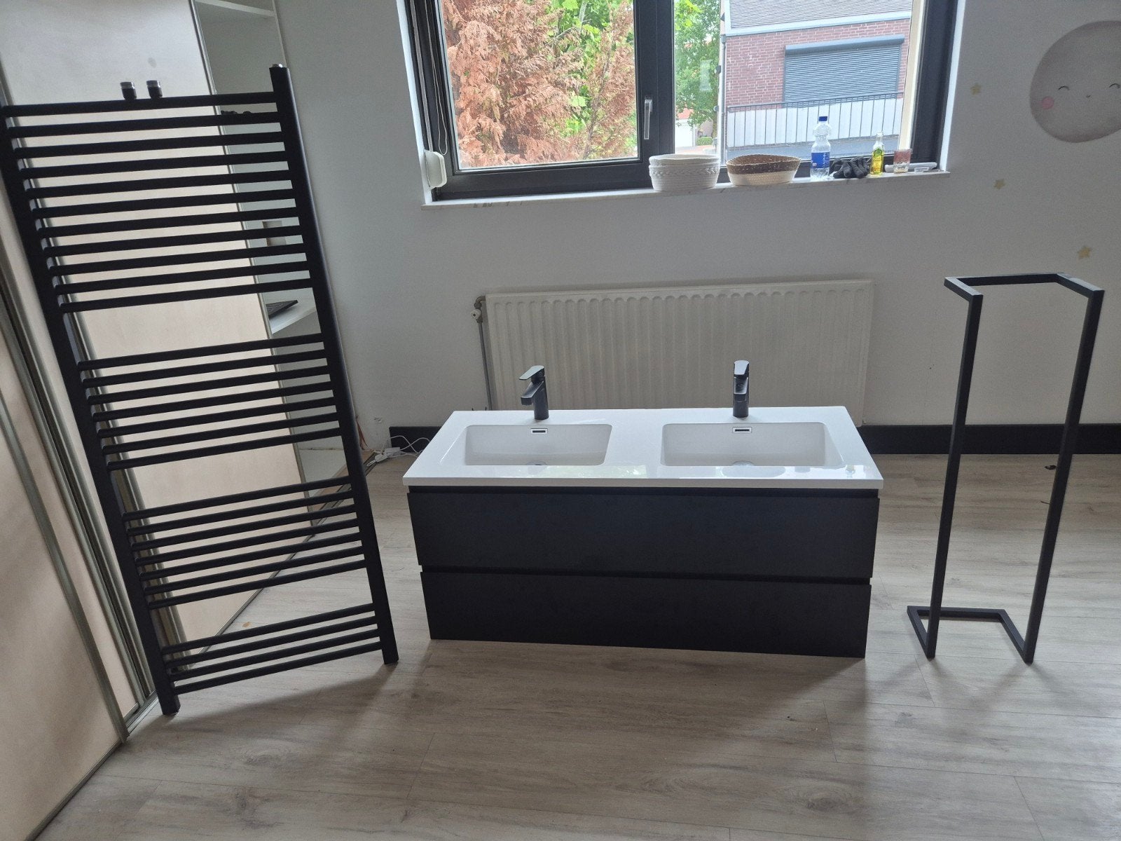 Badmeubel met dubbele wasbak, design radiator en handdoekenr, Huis en Inrichting, Badkamer | Badkamermeubels, Ophalen, Gebruikt