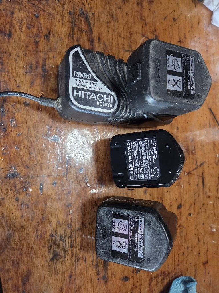 Hitachi Ni-Cd Acculader met 2 accu's (12V), Ophalen, Gebruikt, Minder dan 400 watt, Boor- en Schroefmachine