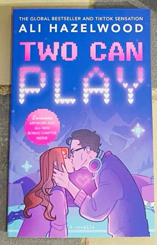 Two Can Play - Ali Hazelwood (Nieuw, met illustraties), Ophalen of Verzenden, Nieuw