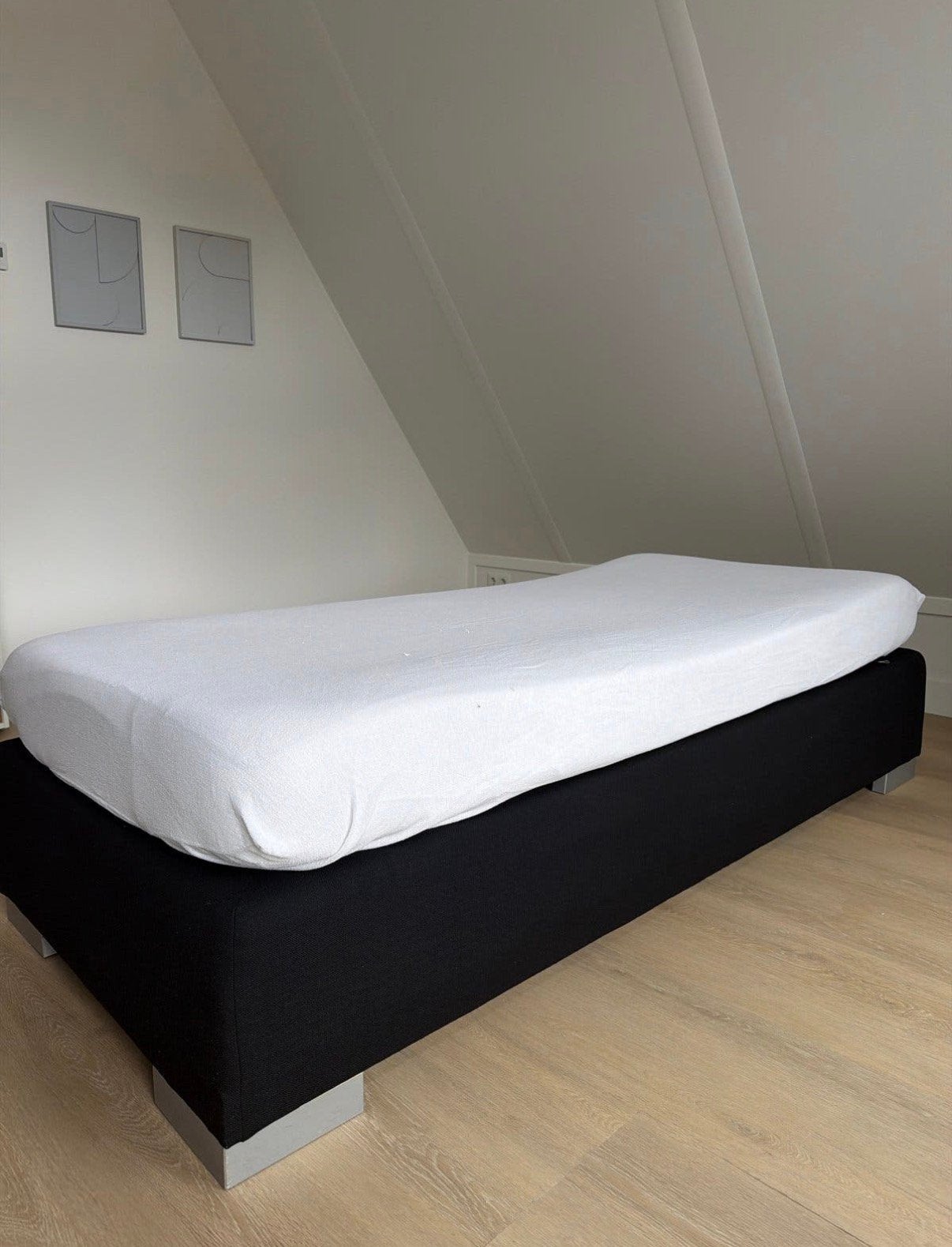 Nette zwarte boxsrping met lichtgrijze houten poten, Ophalen, 90 cm, Eenpersoons, Zo goed als nieuw