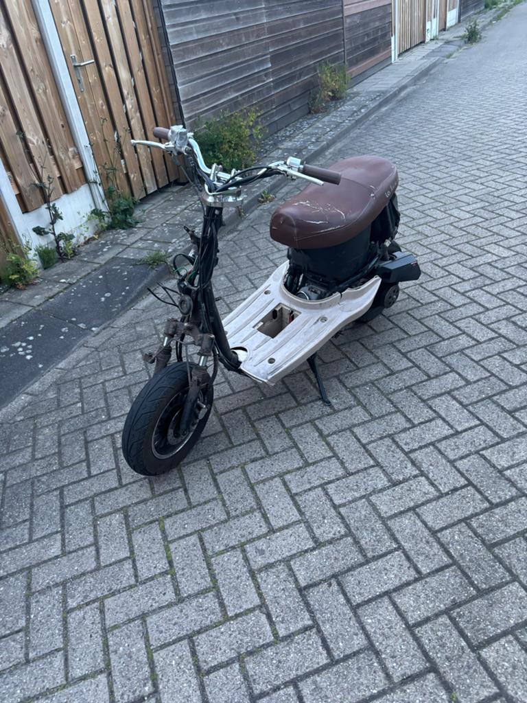 Scooter zonder papieren - loopt goed, start met boor, Fietsen en Brommers, Ophalen of Verzenden, Gebruikt, Benzine, Overige merken
