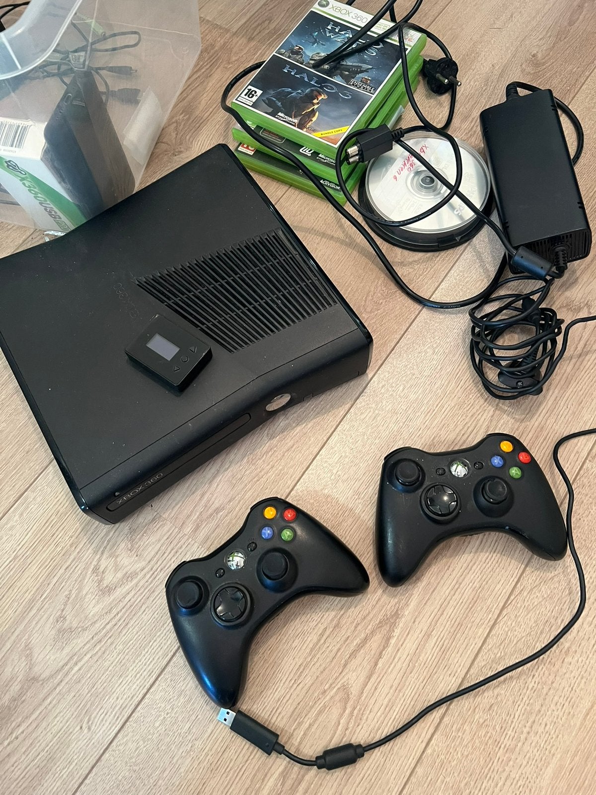 Xbox 360 slim met XKey + 2 controllers, Met games, Met 2 controllers, Ophalen of Verzenden, Zo goed als nieuw