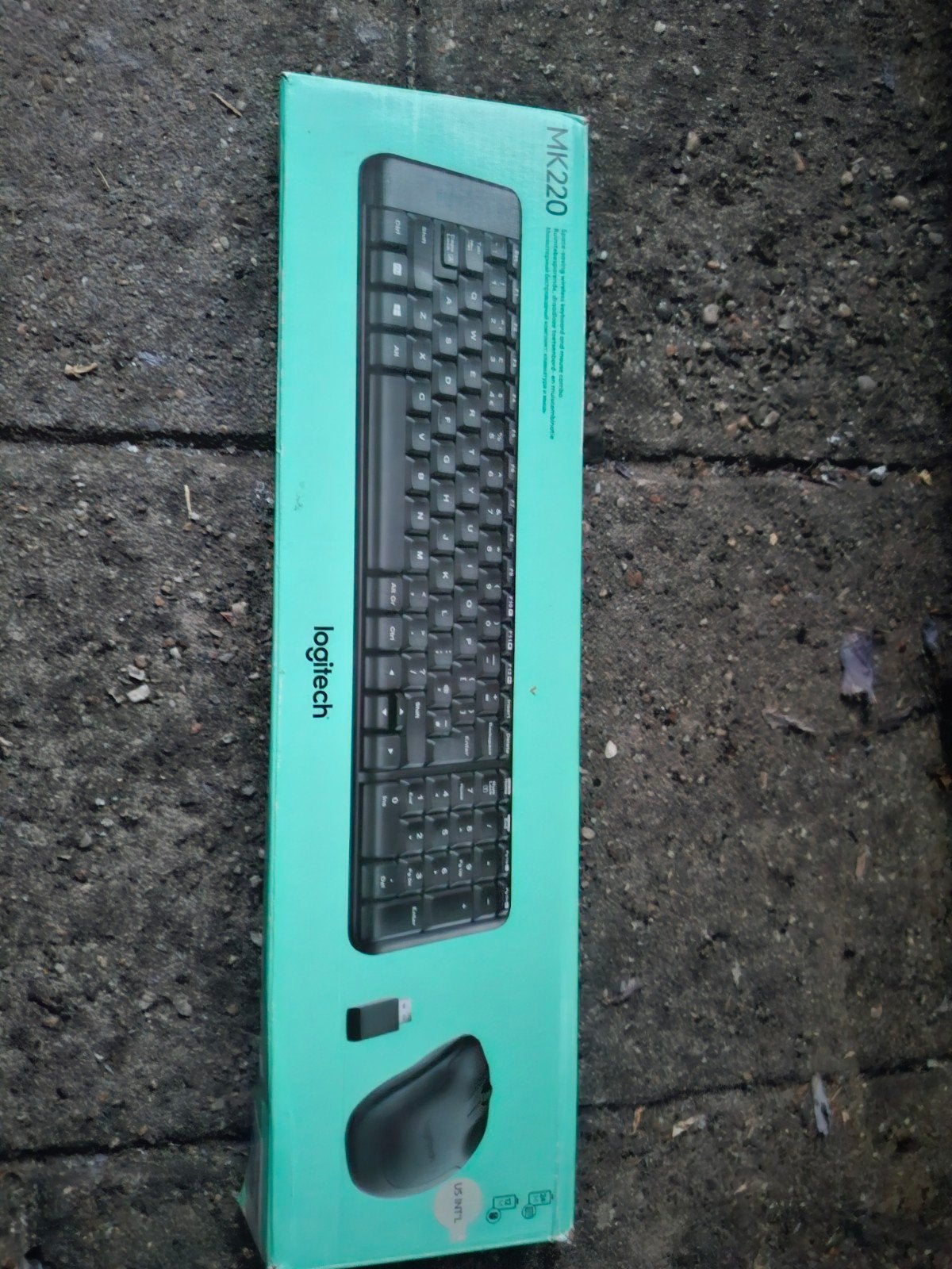 Logitech MK220 Draadloos Toetsenbord en Muis Set, Computers en Software, Toetsenborden, Logitech, Toetsenbord en muis-set, Nieuw