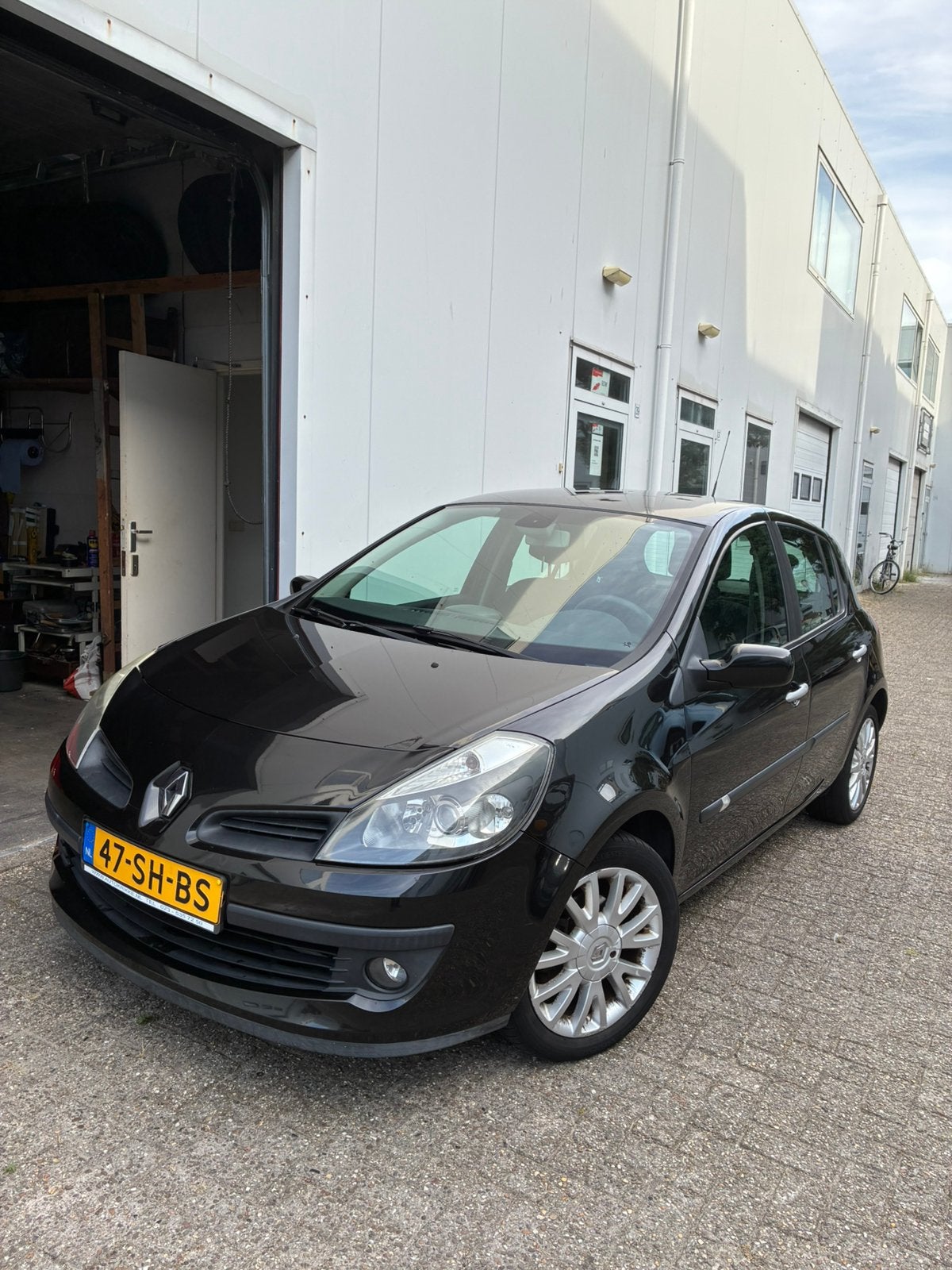 Renault Clio 1.6 5-DRS 2006 Zwart Airco Keyless Entry NAP, Auto's, Renault, Voorwielaandrijving, 4 cilinders, Zwart, Origineel Nederlands
