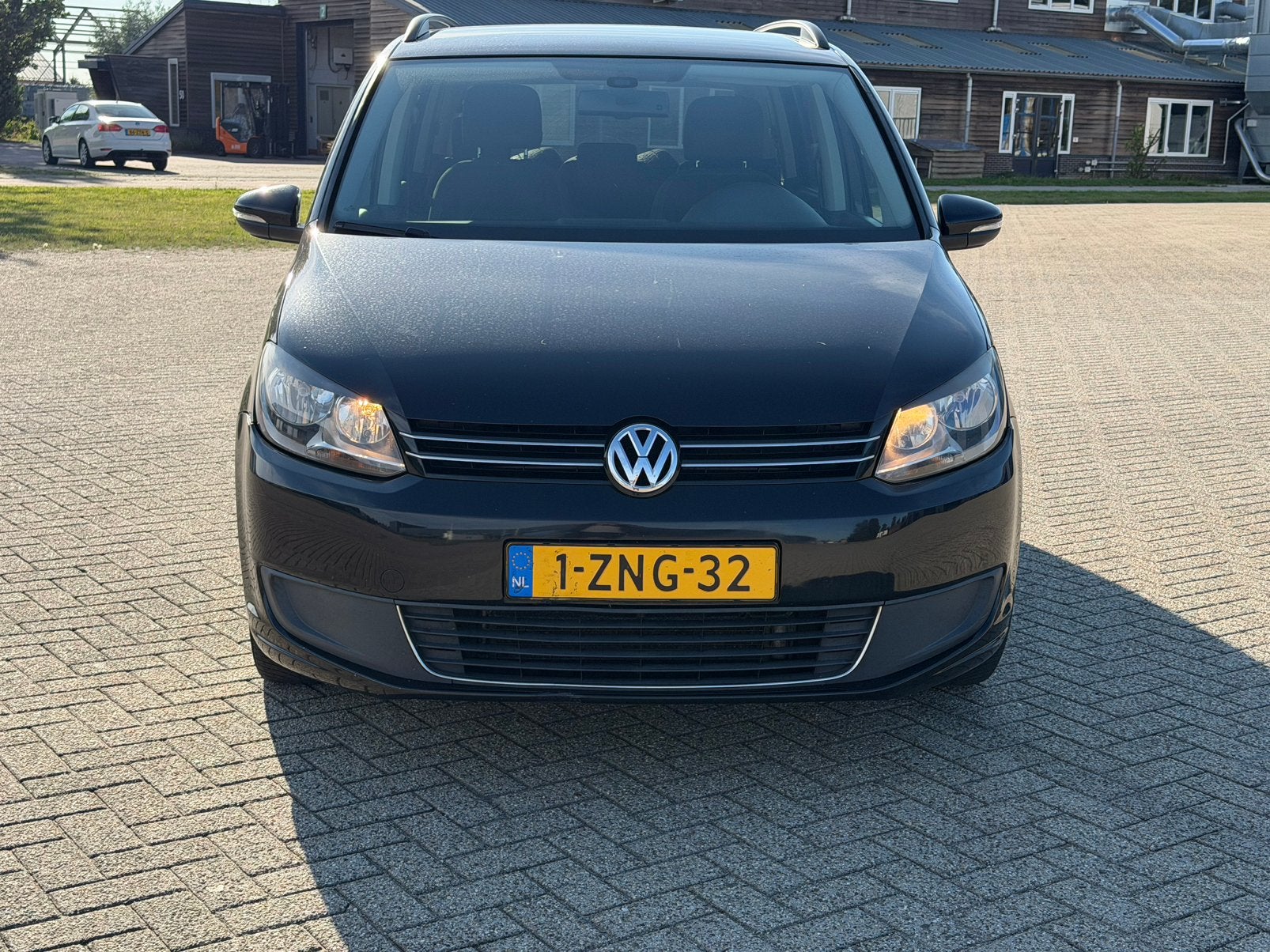 Volkswagen Touran 1.6 TDI 77KW 7P 2015 Zwart automaat, Auto's, 4 cilinders, 7 stoelen, Zwart, Origineel Nederlands