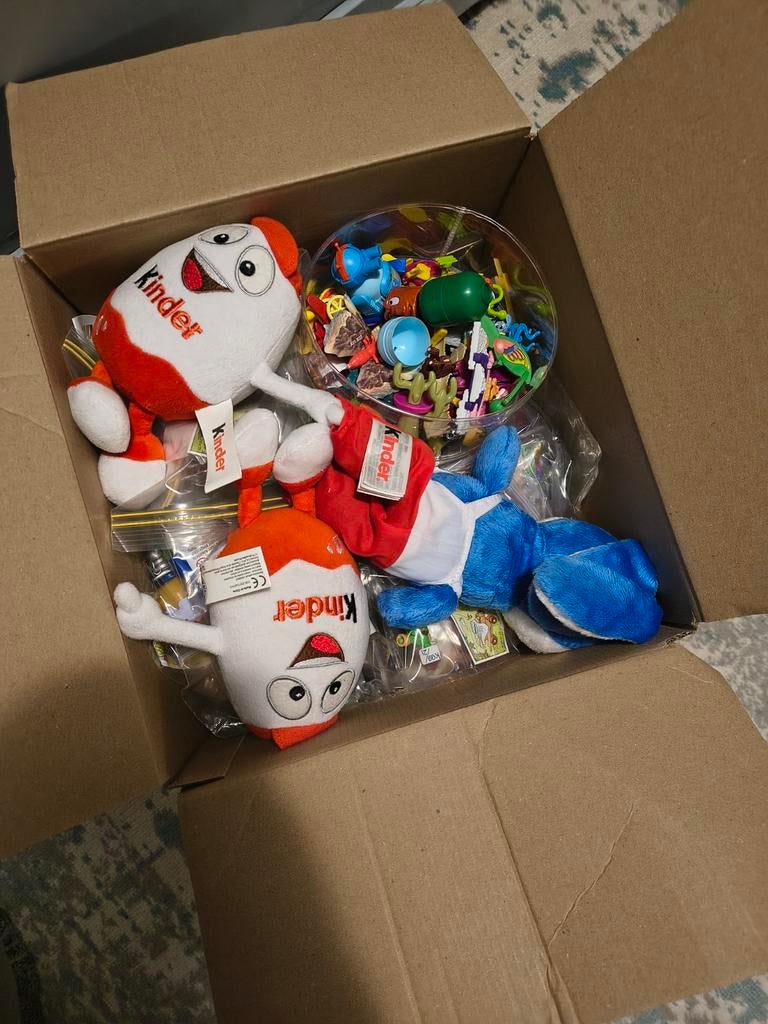 Doos vol met verzameling Kinder Surprise spullen, Ophalen of Verzenden