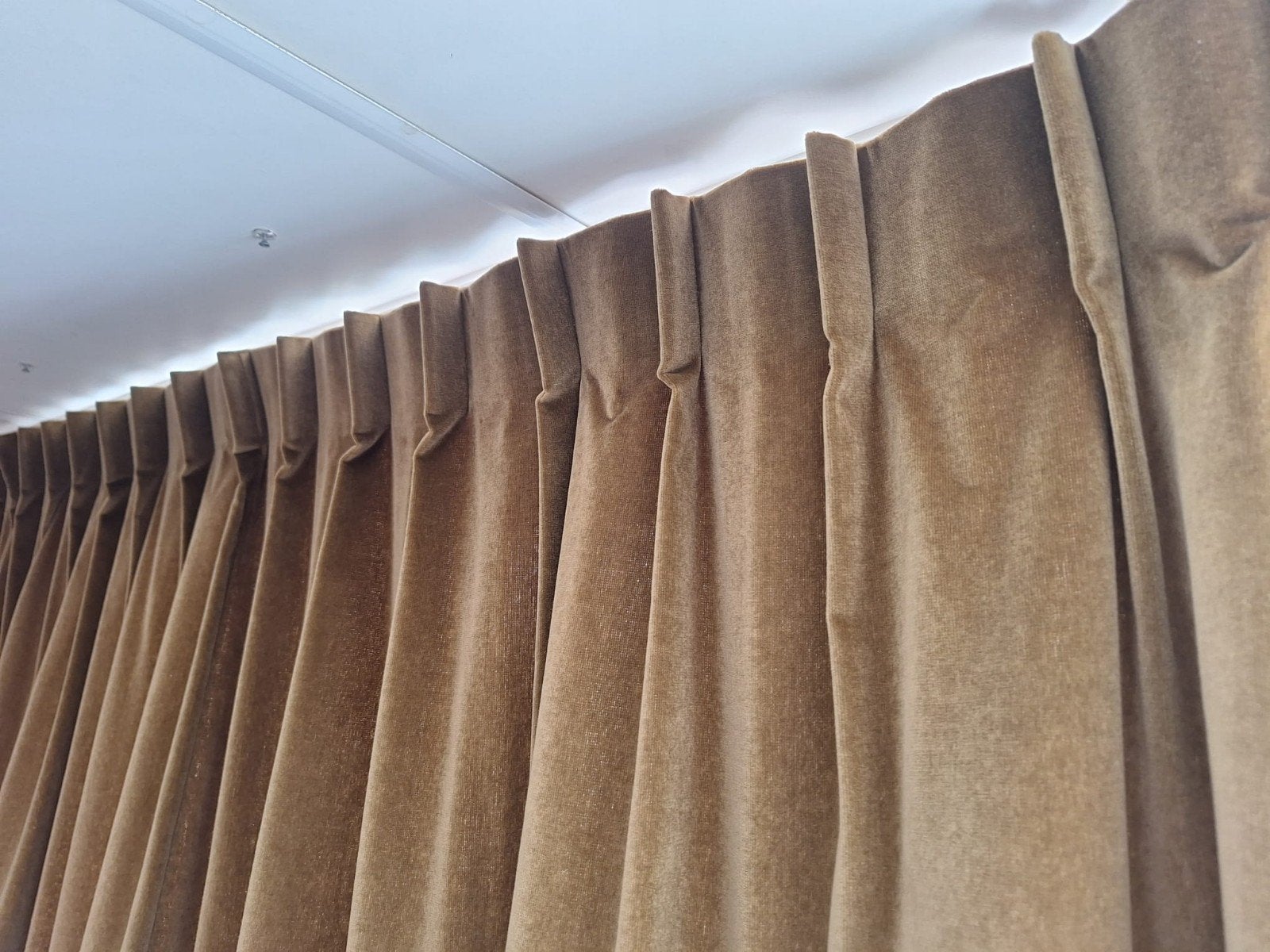 Velours Romeo honing oker gordijnen Kwantum (2x 180x140cm), Ophalen, Met haken, Kwantum, Geel