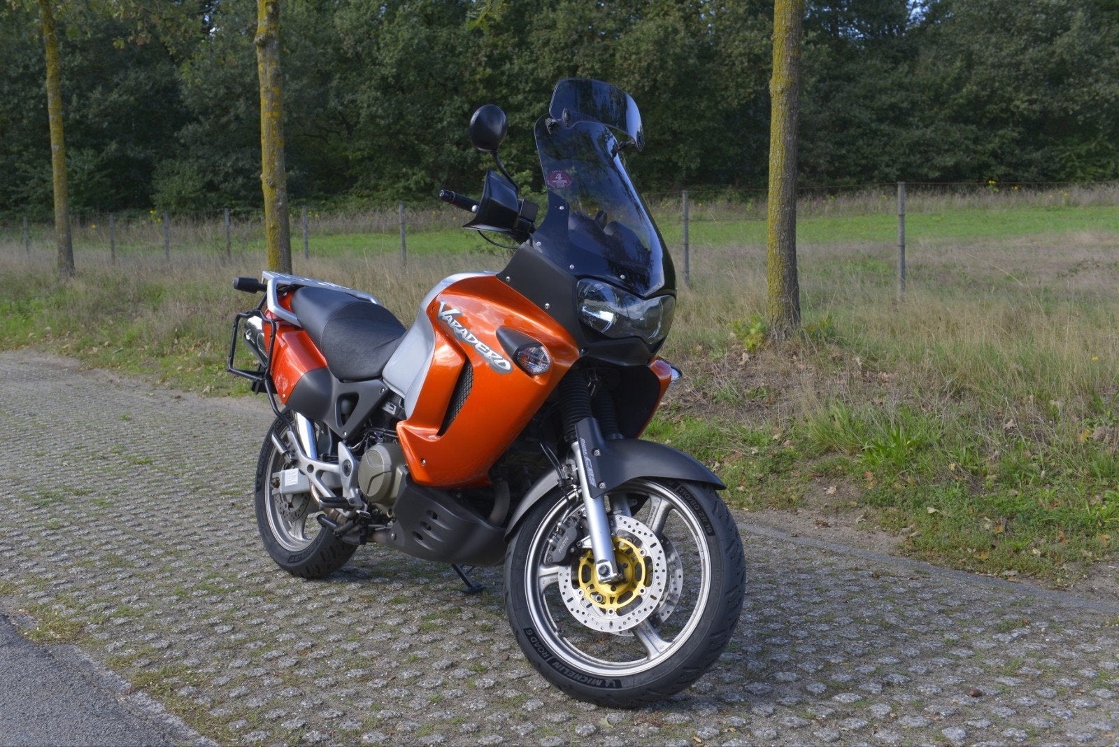 2001 Honda Varadero XL1000V 6 bak! Kofferset GIVI 3 st., Motoren, 997 cc, Handvatverwarming, 2 cilinders, Occasion