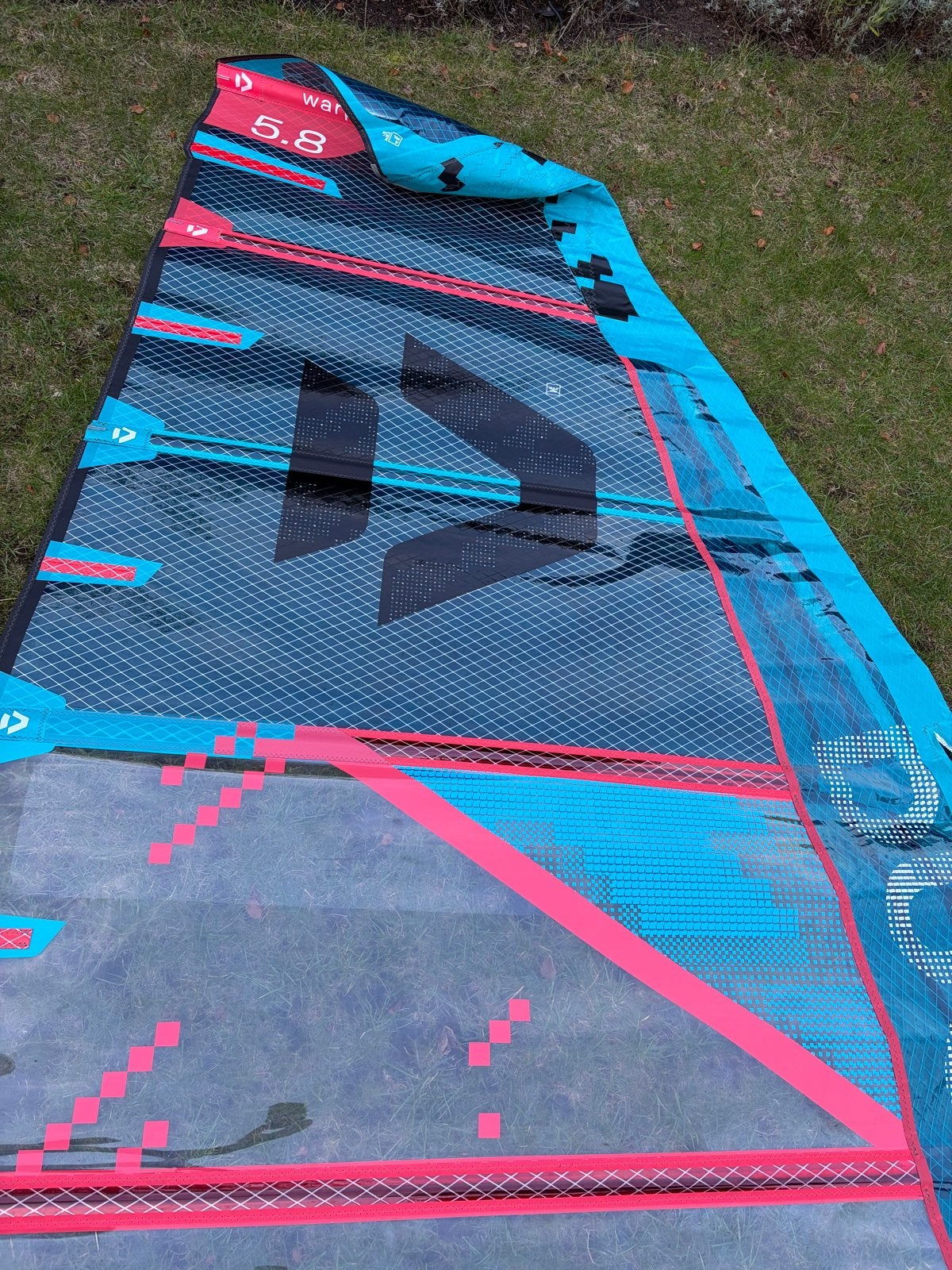 Duotone Warp Fin 5.8 uit 2025 - Zo goed als nieuw!, Watersport en Boten, Ophalen, 5 tot 6.5 m², Zo goed als nieuw, Zeil