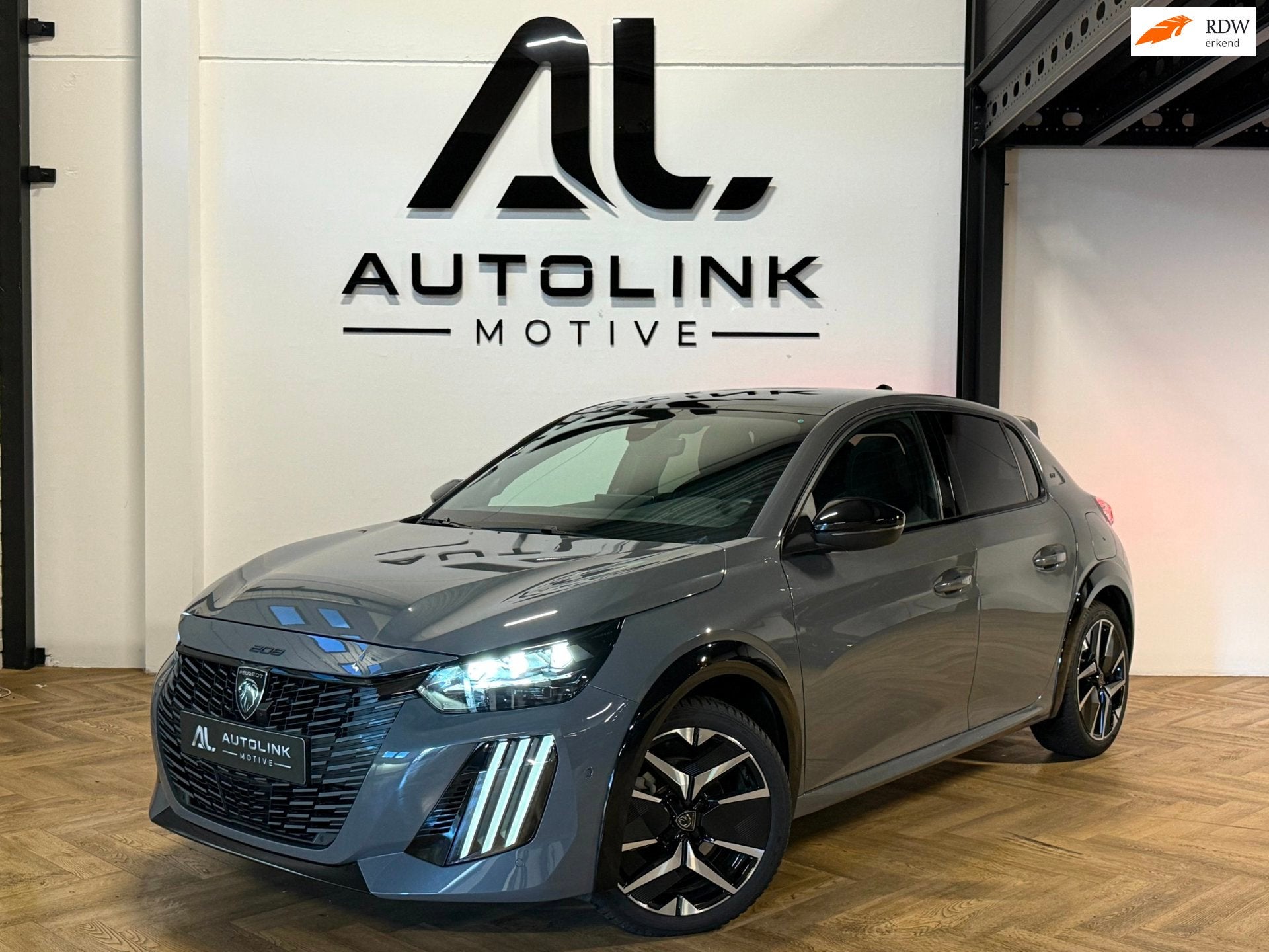 Peugeot 208 Hybrid 136 e-DCS6 GT|PANO|MEMORY|KEYLESS|CAMERA|, Auto's, Dealer onderhouden, Gebruikt, Zwart, Alcantara