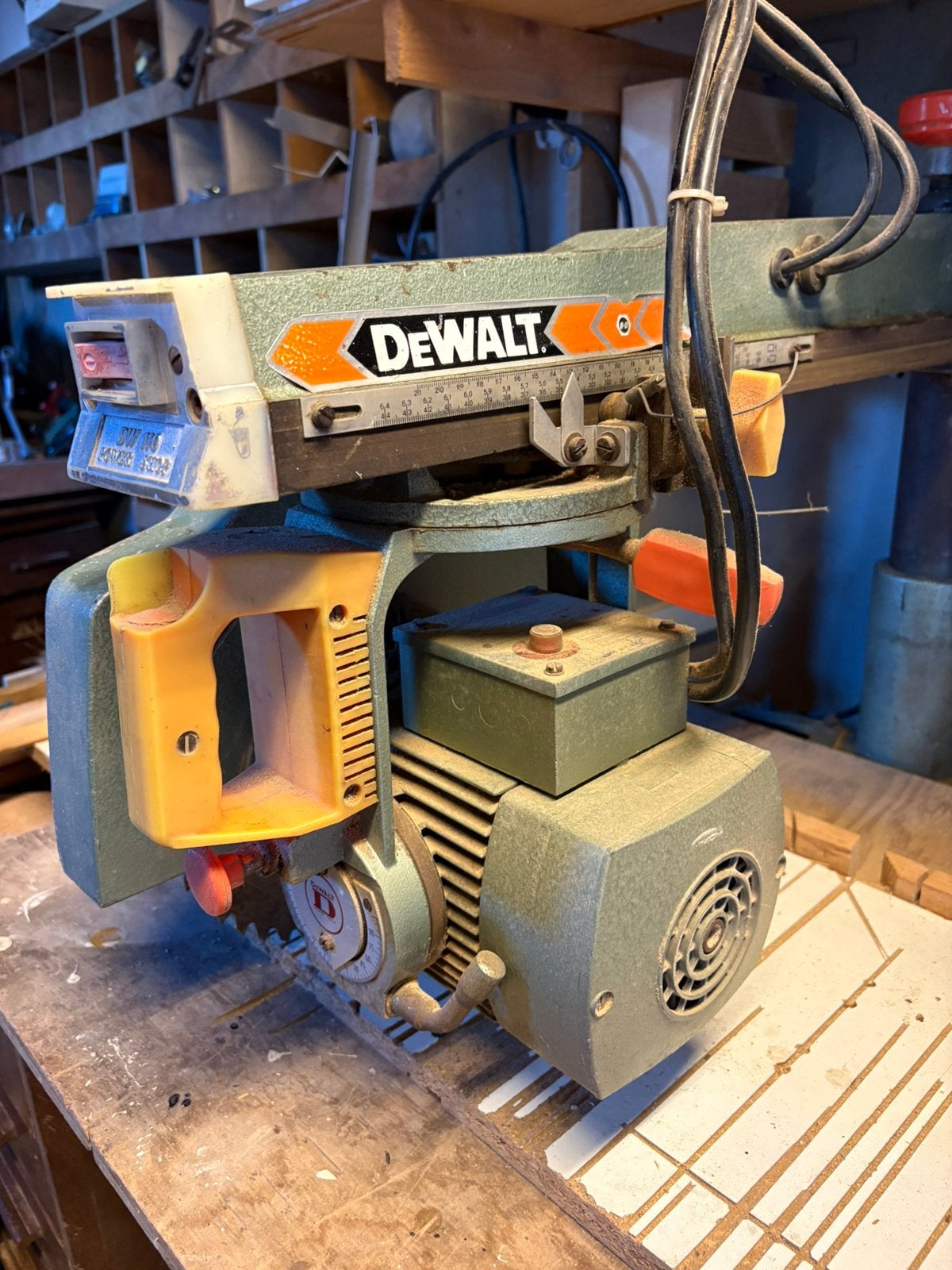 DeWALT afkortzaag / radiaalarmzaag – Robuust model, Doe-het-zelf en Verbouw, Gereedschap | Zaagmachines, Ophalen, Gebruikt, Afkortzaag