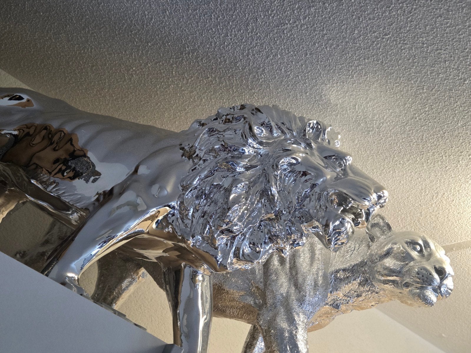 Nieuw en onbeschadigd zilverkleurig leeuwen- en leeuwinbeeld, Ophalen, Nieuw, Zilver, Modern