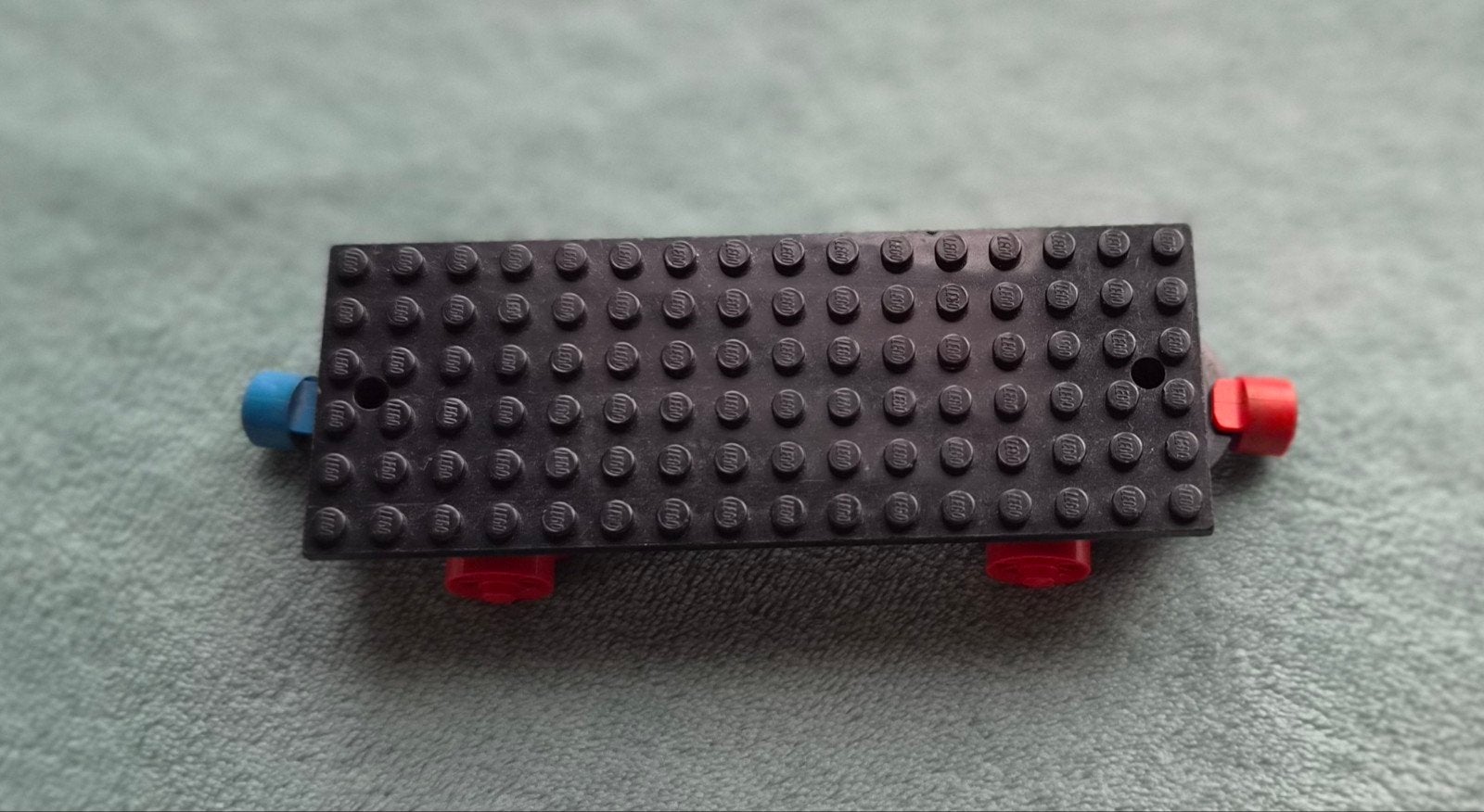Lego trein blauwe rails wagon lang onderstel + magneten., Ophalen of Verzenden, Gebruikt, Losse stenen, Lego