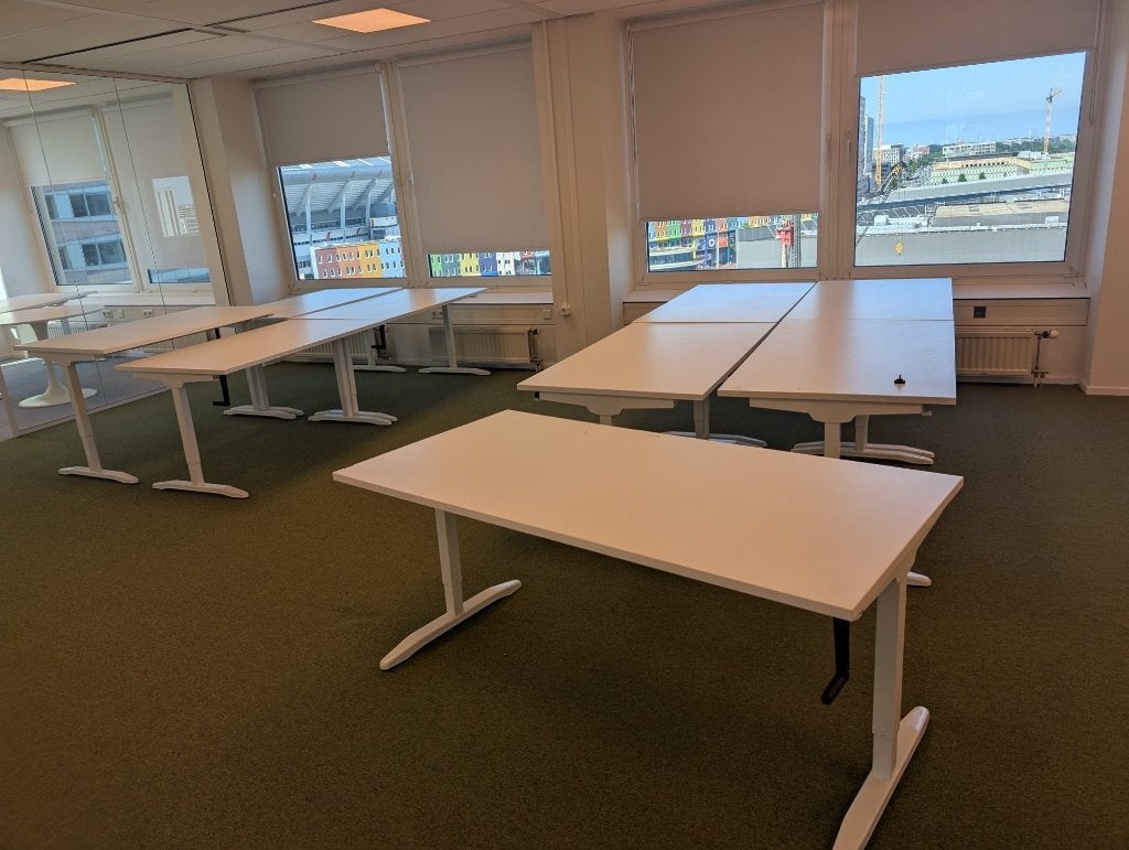Bureau en bureaustoel, Huis en Inrichting, Bureaus, Zo goed als nieuw, Zit-sta bureau, Modern, Wit, In hoogte verstelbaar, Opzetstuk