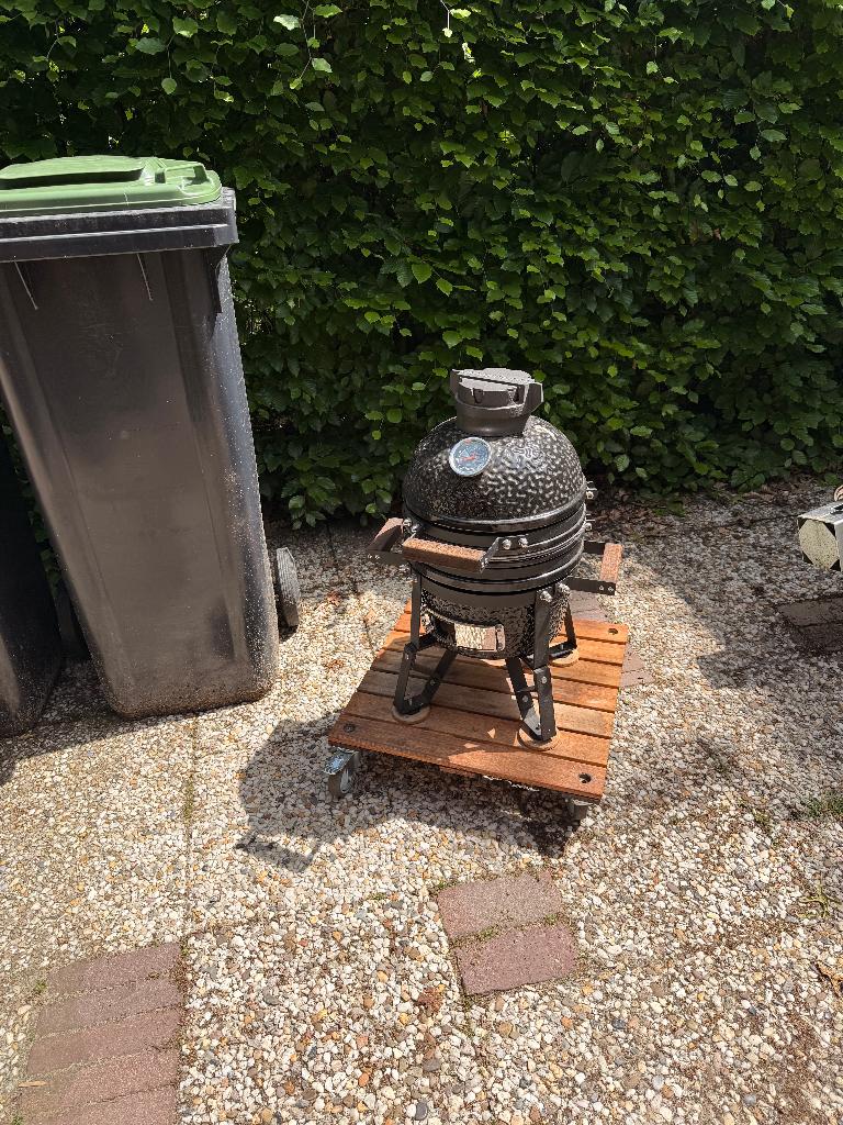 Bastard classic small kamado BBQ, Ophalen, Zo goed als nieuw, The Bastard, Met accessoires