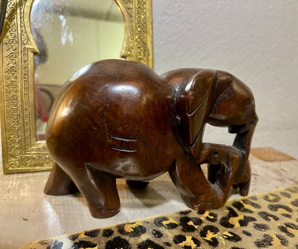 Vintage handgesneden houten moeder olifant met kalf beeldje, Minder dan 20 cm, Ophalen of Verzenden, Handgemaakt, Flora