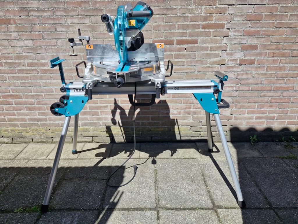Makita LS1019L afkortzaag met onderstel WST06, Doe-het-zelf en Verbouw, Gereedschap | Zaagmachines, Ophalen, 70 mm of meer, Zo goed als nieuw