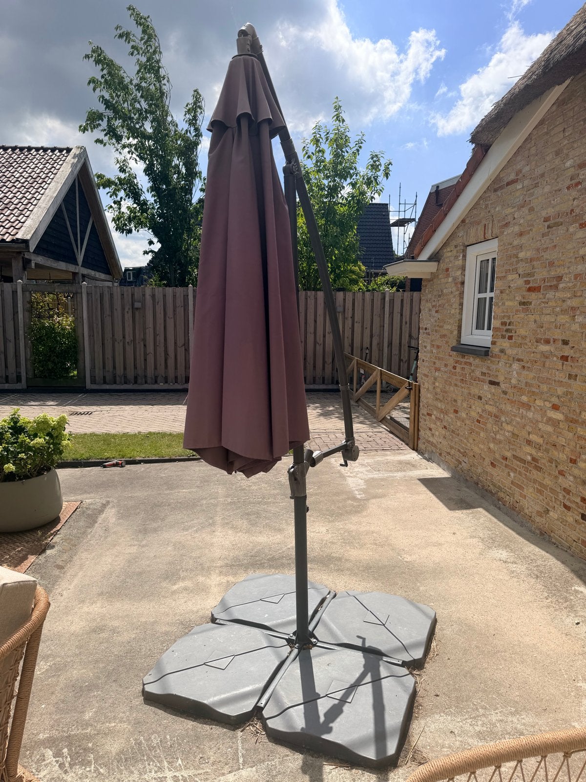 Zweefparasol 300 cm diameter met betonnen voettegels, Tuin en Terras, Parasols, Gebruikt, Zweefparasol, 2 tot 3 meter, Kantelbaar