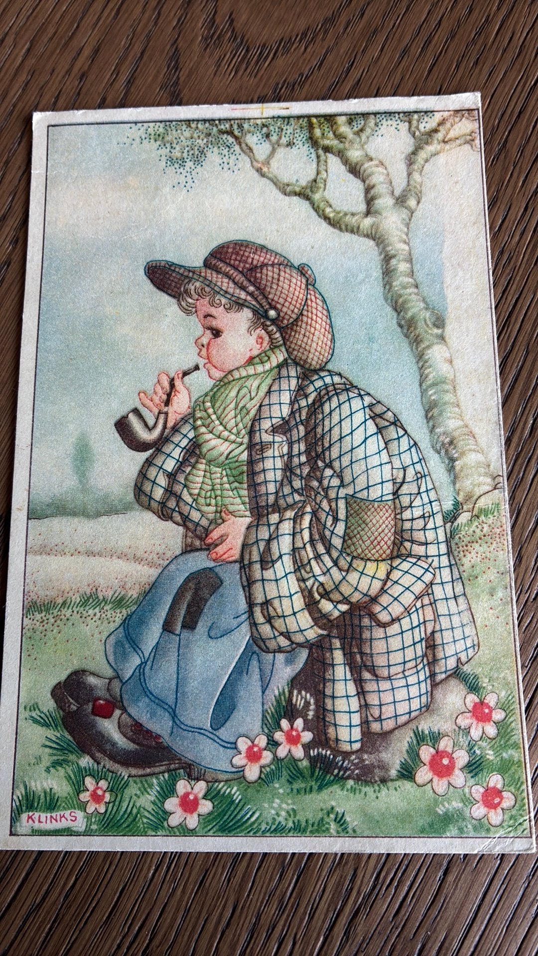 Karel LINKS. Jongen, grote jas en pet rookt pijp onder boom., Ophalen of Verzenden, 1940 tot 1960, Kinderen