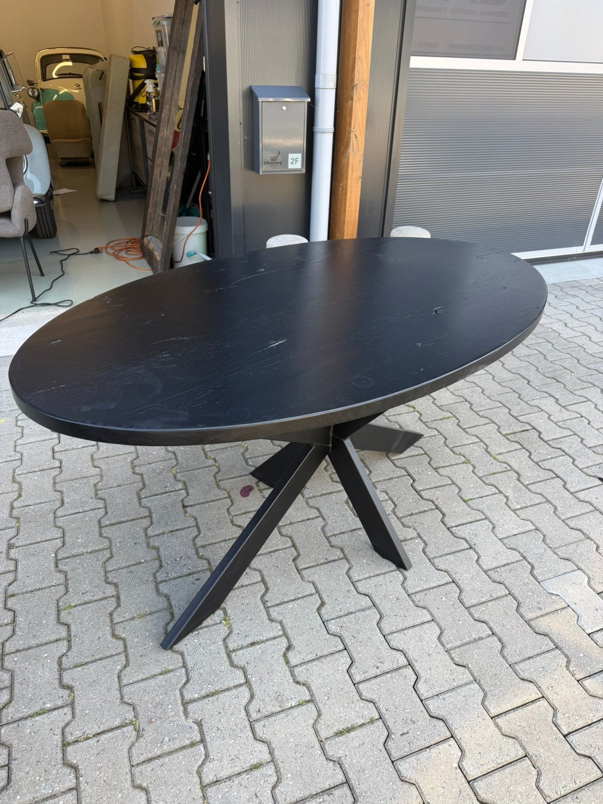 Eettafel ovaal zwart massief eiken showroommodel, Huis en Inrichting, Ophalen, 100 tot 150 cm, 200 cm of meer, Zo goed als nieuw