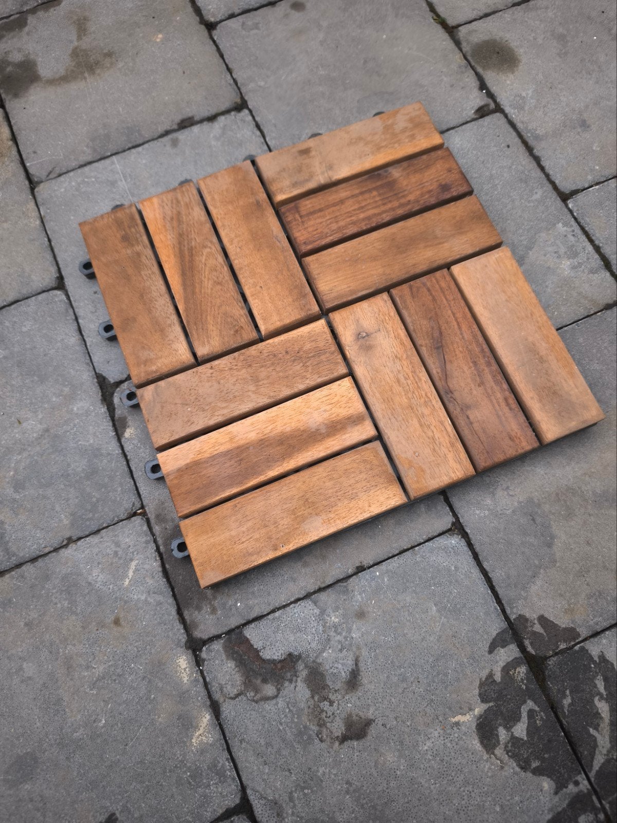 85 houten vloerdelen 30x30 cm met plastic verbindingsstuk, Tuin en Terras, Terrasdelen en Vlonders, Ophalen of Verzenden, Zo goed als nieuw