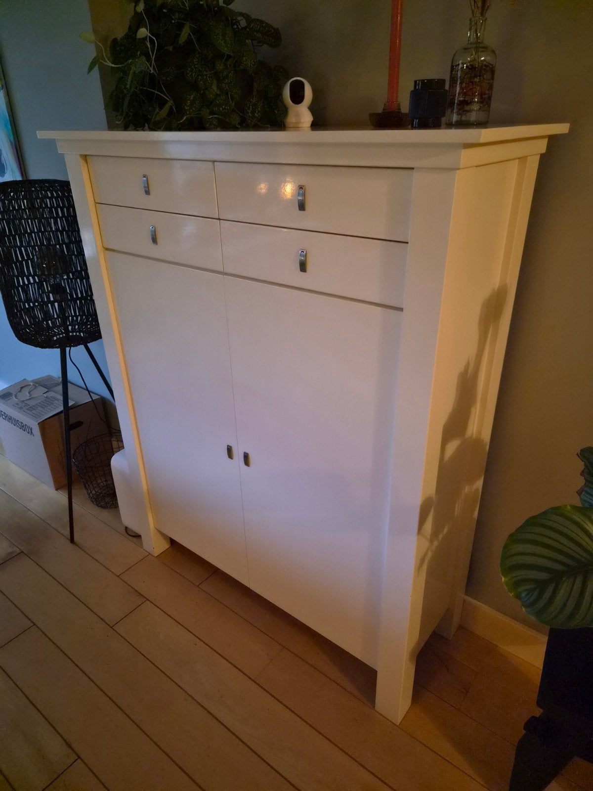Meidenkast wit, Ophalen