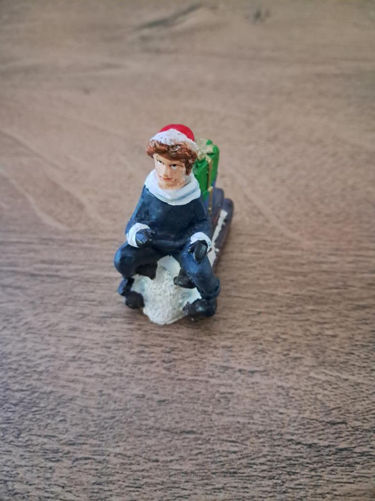 Jongen op een slee met kadootjes, Ophalen