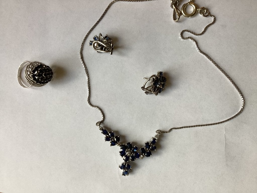 Juwelen, blauwe saffieren ketting, oorbellen en ring, Blauw, Ophalen of Verzenden, Zo goed als nieuw, Met edelsteen