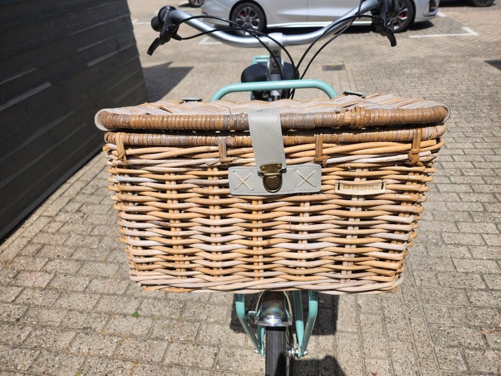 Basil Dax L rotan fietsmand met deksel, Fietsen en Brommers, Fietsaccessoires | Fietsmanden, Ophalen, Zo goed als nieuw, Fietsmand