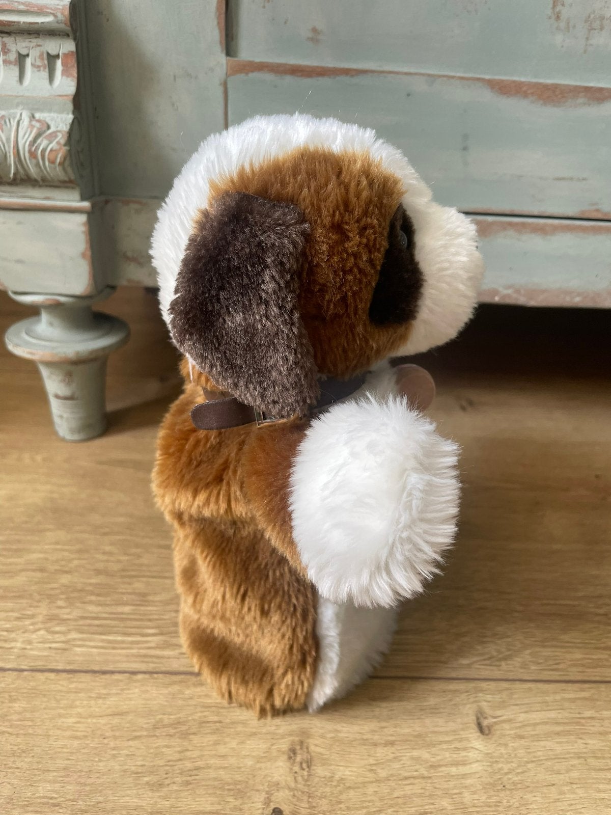 Fantastische handpop sint bernhard hond pluche met kruikje, Ophalen of Verzenden, Zo goed als nieuw, Hond