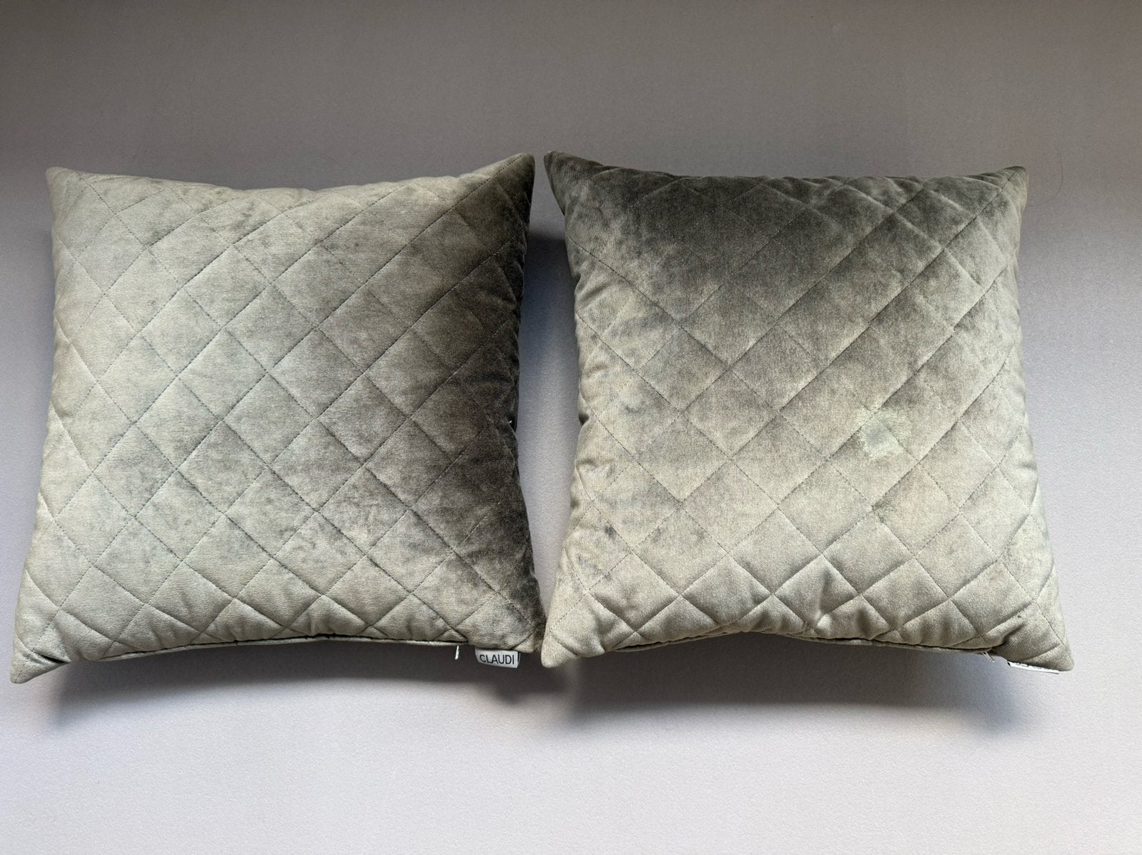 2 vierkante taupe kussens Claudi, Huis en Inrichting, Ophalen of Verzenden, Zo goed als nieuw, Overige kleuren, Vierkant