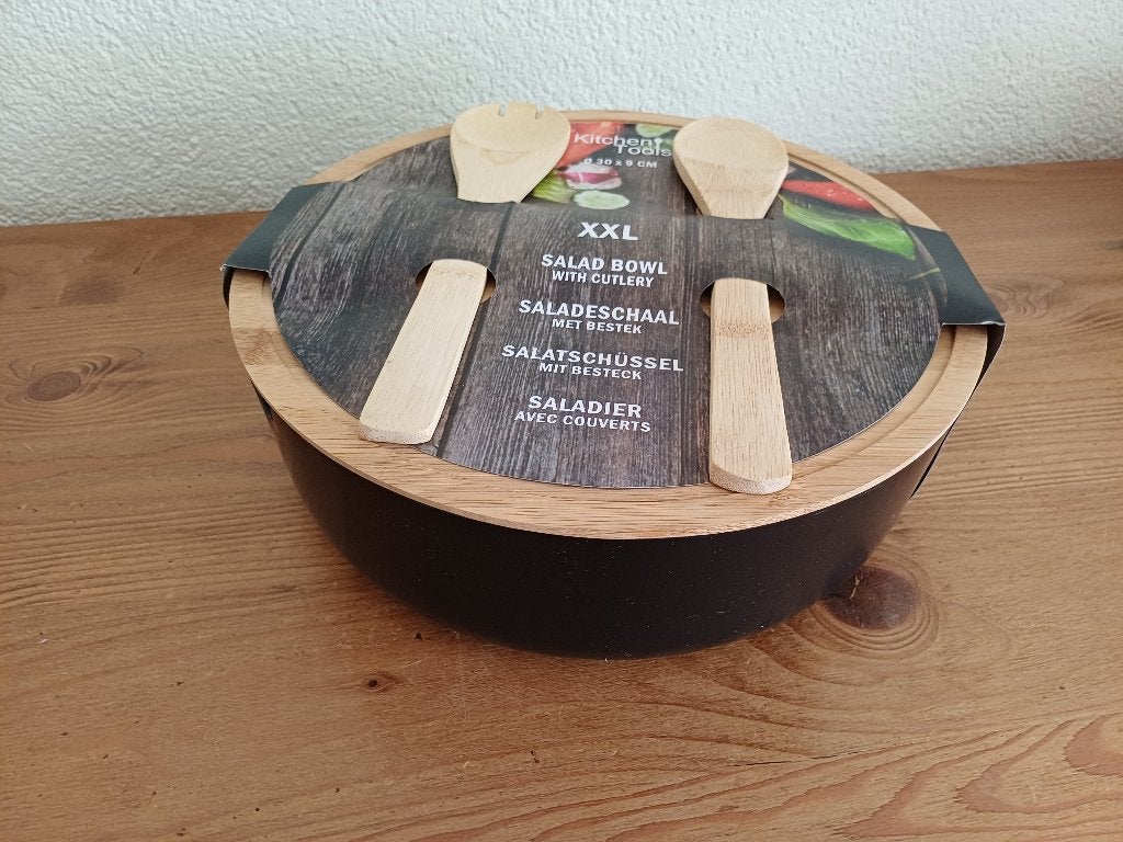 Saladeschaal met bamboe deksel en bestek (nieuw), Kunststof, Nieuw, Ophalen of Verzenden, Schaal of Schalen