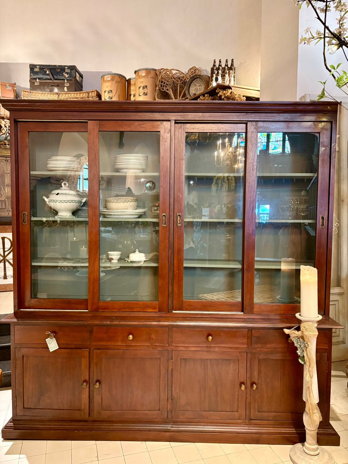 Prachige grote landelijke buffet apothekers servies kast