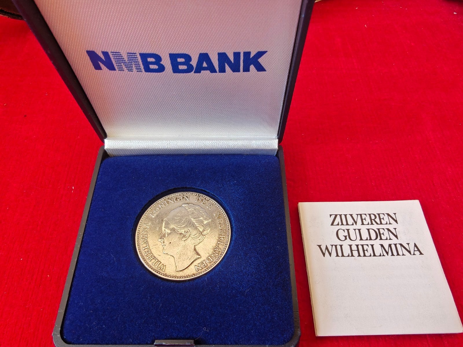 Zilveren Gulden Wilhelmina 1928 in originele NMB Bank doos, Postzegels en Munten, 1 gulden, Verzenden, Zilver, Koningin Wilhelmina