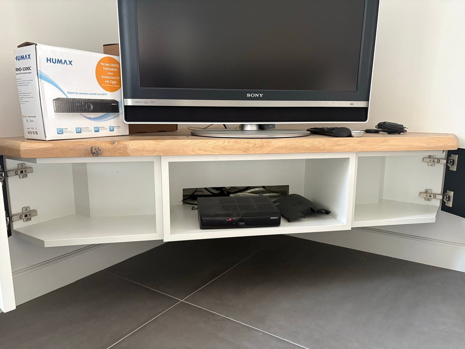 Zwevend TV meubel met massief eiken blad - Hoekmodel, Ophalen, Zo goed als nieuw, Hout