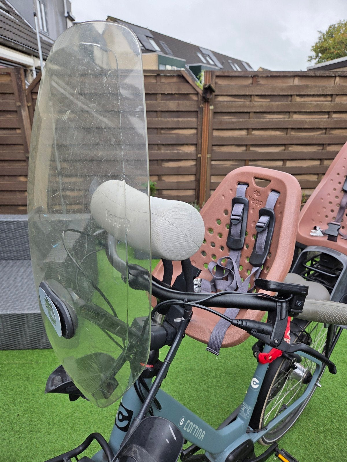 Thule Yepp Mini fietsstoeltje met windscherm + grijze kussen, Fietsen en Brommers, Fietsaccessoires | Fietsstoeltjes, Ophalen