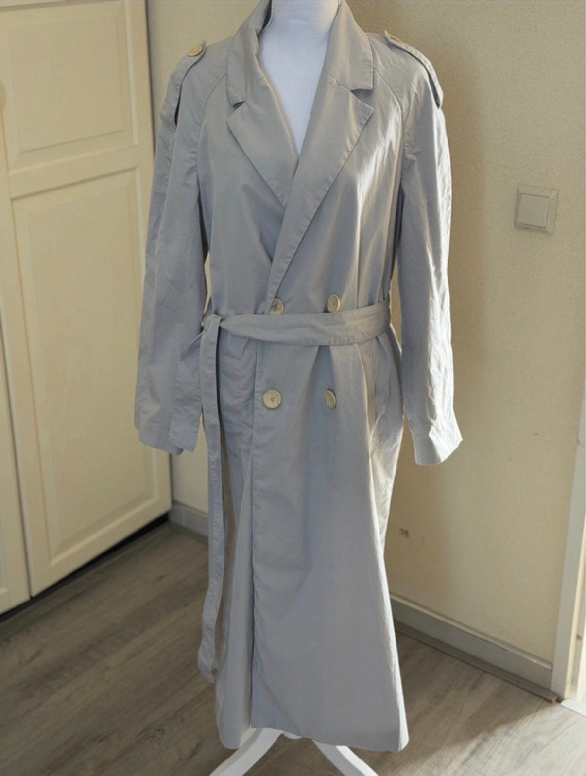 Stijlvolle lichtgrijze Mango trenchcoat met ceintuur, Ophalen of Verzenden, Zo goed als nieuw, Maat 38/40 (M), Grijs