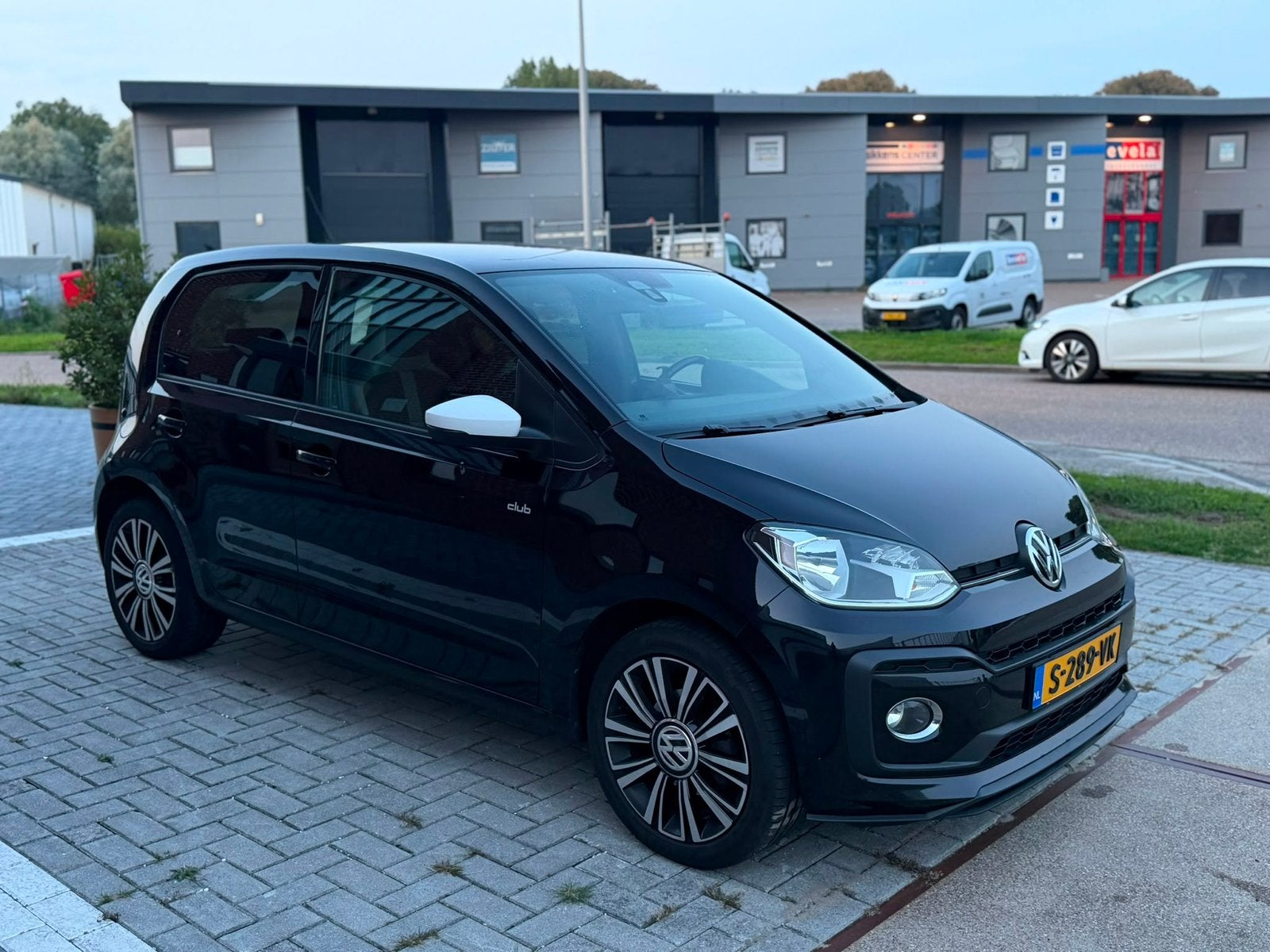 Volkswagen up! 1.0 TSI 90PK 5D BMT 2017 Zwart