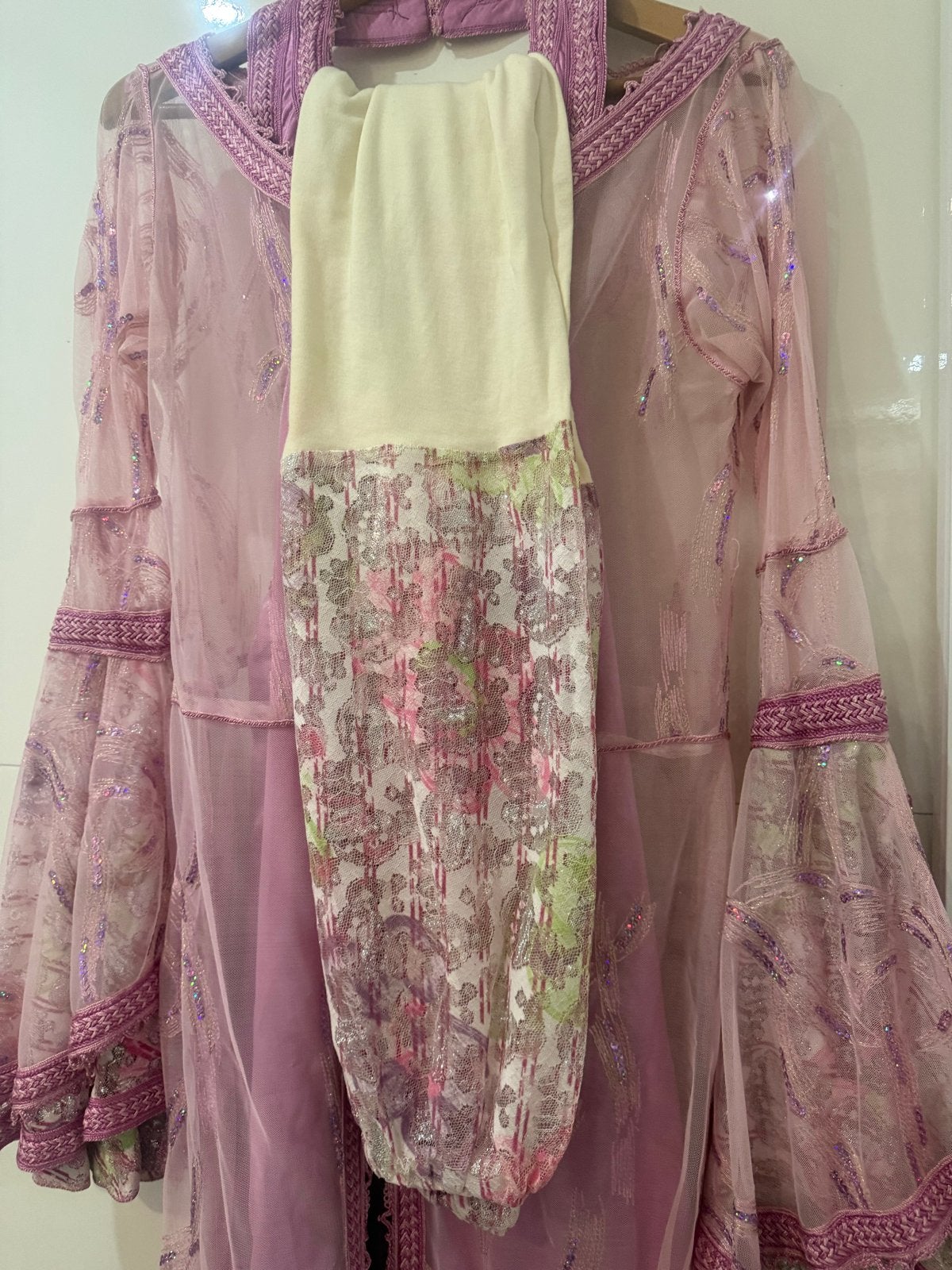 Roze Kaftan met pailletten en bloemenpatroon, Kleding | Dames, Gelegenheidskleding, Zo goed als nieuw, Overige typen, Maat 38/40 (M)