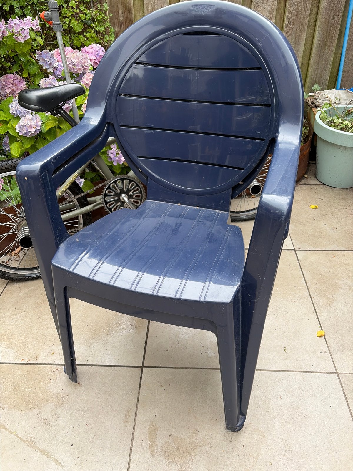 Twee blauwe kunststof tuinstoelen, Ophalen, Gebruikt, Kunststof