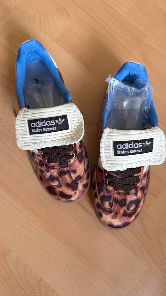 Adidas snickers, Bruin, Nieuw, Ophalen of Verzenden, Sneakers of Gympen