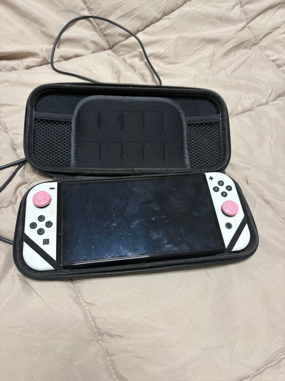 Foto 3 van Nintendo Switch OLED met hoes en oplader