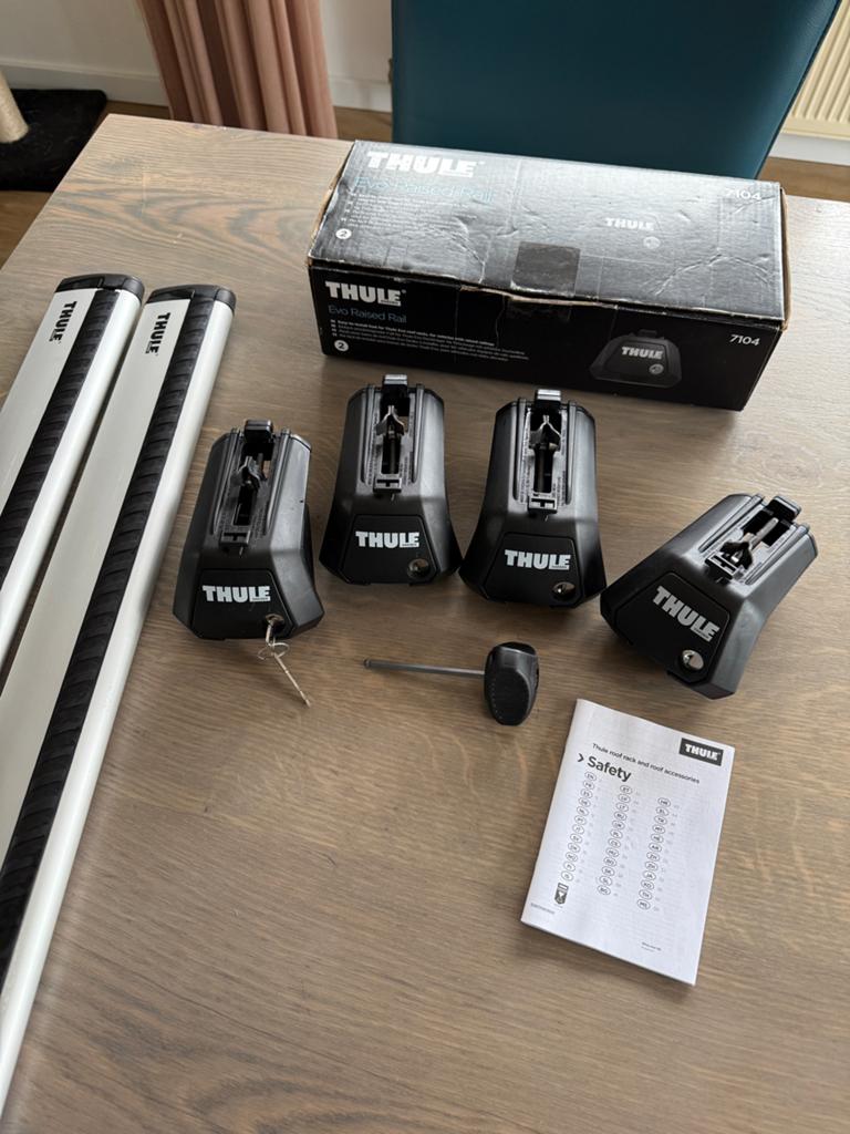Thule Evo Raised Rail dakdragerset (7104), Auto diversen, Dakdragers, Ophalen, Zo goed als nieuw
