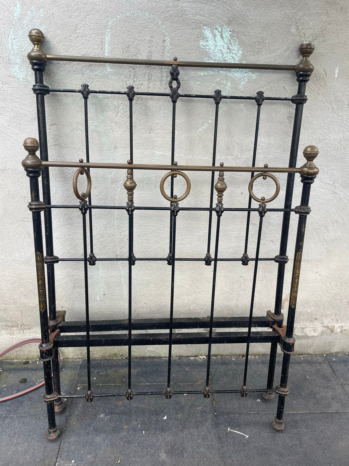 Antiek ijzeren bedframe met messing details, Antiek en Kunst, Antiek | Meubels | Bedden, Ophalen