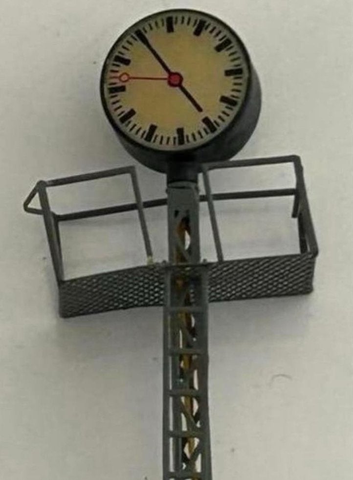 Station Klok - Dubbelzijdig - Geel/Wit/grijs- 8 cm hoog, Hobby en Vrije tijd, Ophalen of Verzenden, Gebruikt, Brug, Tunnel of Gebouw