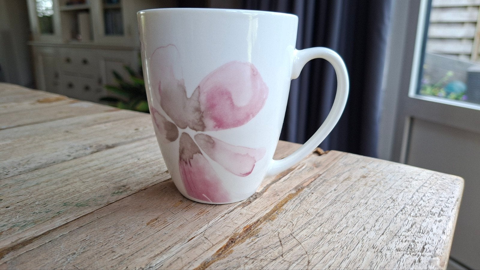 Mok Margriet met bloemmotief - 10,5 cm hoog, Huis en Inrichting, Keuken | Servies, Ophalen of Verzenden, Overige stijlen, Kop(pen) en/of Schotel(s)